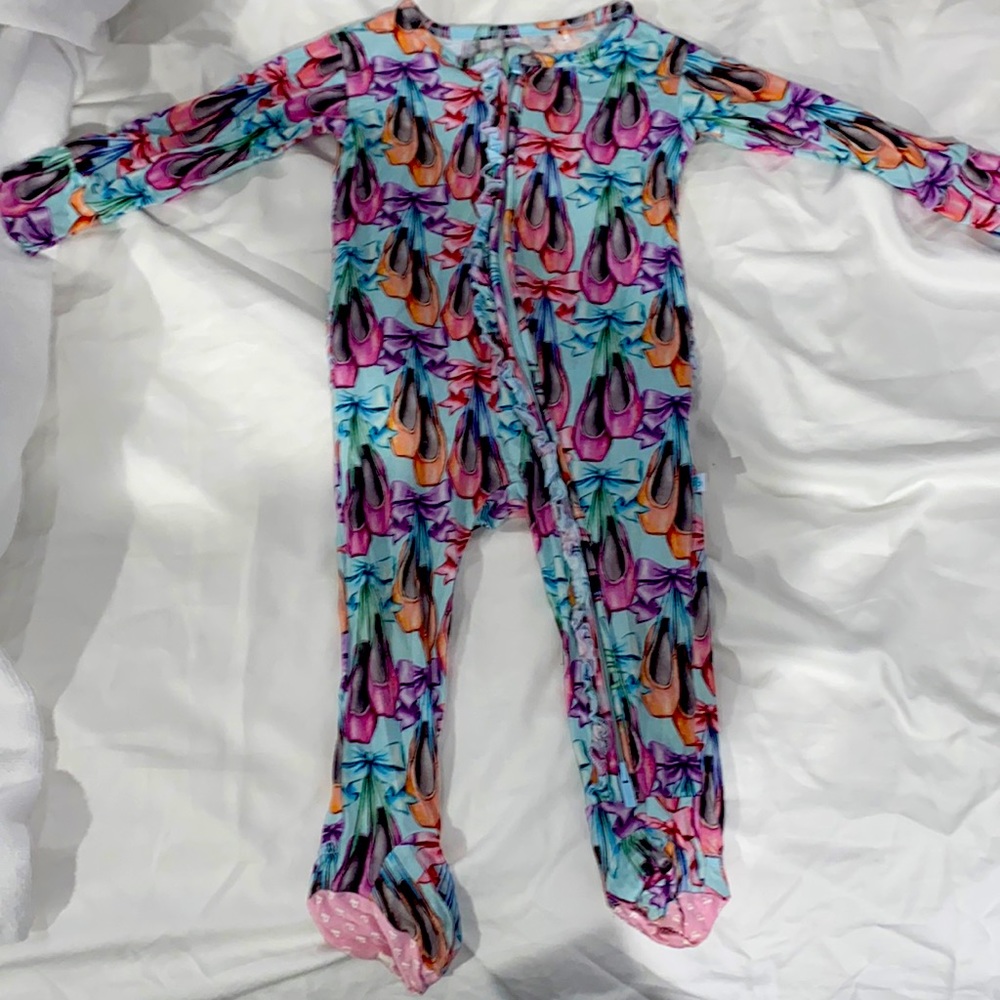 Posh peanut 12-18m footie EUC